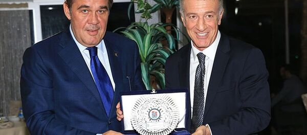 Rusya ile milli maç vesilesiyle Türkiye Futbol Federasyonu Başkanı Yıldırım Demirören Trabzonspor'u ziyaret edip kulüp başkanı Ahmet Ağaoğlu ile bir araya geldi. Rusya ile milli maç vesilesiyle Türkiye Futbol Federasyonu Başkanı Yıldırım Demirören Trabzonspor'u ziyaret edip kulüp başkanı Ahmet Ağaoğlu ile bir araya geldi. - Sputnik Türkiye