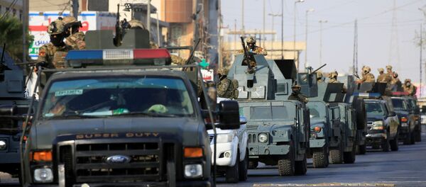 Basra sokaklarında Irak ordusunun acil müdahale güçleri ve Haşdi Şabi devriye geziyor. - Sputnik Türkiye