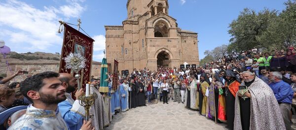 Akdamar'da 3 yıl sonra ilk ayin Akdamar'da 3 yıl sonra ilk ayin - Sputnik Türkiye