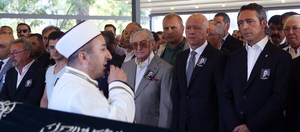 Kadıköy Bostancı açıklarında düşen helikopterden yaralı kurtulan ancak kaldırıldığı hastanede yaşamını yitiren Otokar Yönetim Kurulu Başkanvekili Halil İbrahim Ünver son yolculuğuna uğurlanıyor. - Sputnik Türkiye