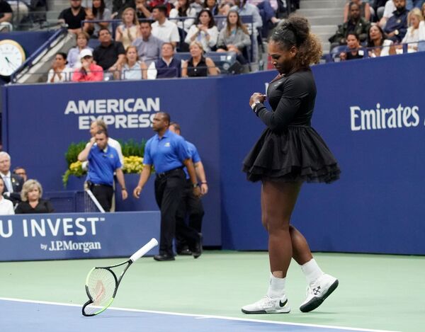 Fransız antrenörü Patrick Mouratoglou'dan taktik aldığı iddiasıyla hakem Ramos'tan uyarı alan Williams'e, birkaç dakika sonra sayı kaybedince raketini yere vurduğu için ikinci kural ihlalinden dolayı 15 sayı ceza verildi. Fransız antrenörü Patrick Mouratoglou'dan taktik aldığı iddiasıyla hakem Ramos'tan uyarı alan Williams'e, birkaç dakika sonra sayı kaybedince raketini yere vurduğu için ikinci kural ihlalinden dolayı 15 sayı ceza verildi. - Sputnik Türkiye