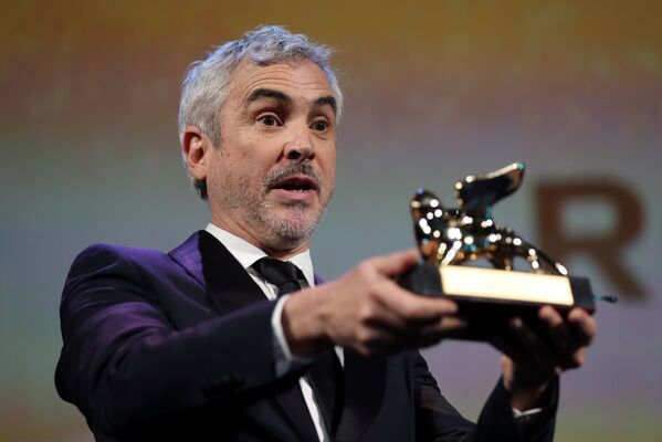 Oscar ödüllü Meksikalı yönetmen Alfonso Cuaron'un yönettiği dram filmi 'Roma', 75. Venedik Film Festivali'nin büyük ödülü Altın Aslan'a layık görüldü. ABD merkezli film-dizi yapımcılığı ve dağıtımı alanında iştigal eden Netflix'in desteği ile çekilen siyah beyaz film yönetmenin Meksika'daki çocukluğunu anlatıyor. - Sputnik Türkiye