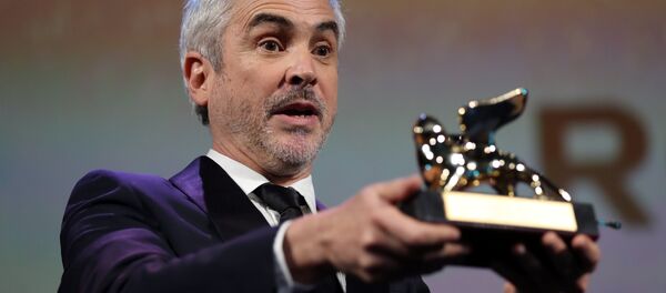 Oscar ödüllü Meksikalı yönetmen Alfonso Cuaron'un yönettiği dram filmi 'Roma', 75. Venedik Film Festivali'nin büyük ödülü Altın Aslan'a layık görüldü. ABD merkezli film-dizi yapımcılığı ve dağıtımı alanında iştigal eden Netflix'in desteği ile çekilen siyah beyaz film yönetmenin Meksika'daki çocukluğunu anlatıyor. Oscar ödüllü Meksikalı yönetmen Alfonso Cuaron'un yönettiği dram filmi 'Roma', 75. Venedik Film Festivali'nin büyük ödülü Altın Aslan'a layık görüldü. ABD merkezli film-dizi yapımcılığı ve dağıtımı alanında iştigal eden Netflix'in desteği ile çekilen siyah beyaz film yönetmenin Meksika'daki çocukluğunu anlatıyor. - Sputnik Türkiye