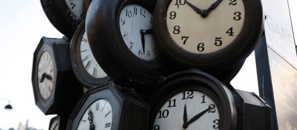 Paris'te bir tren istasyonunda saatlerden yapılma heykel - Sputnik Türkiye