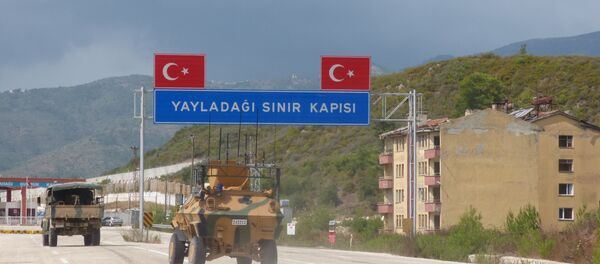 Türk Silahlı Kuvvetleri'nin (TSK) Suriye'nin İdlib vilayetine komşu Hatay'daki sınıra fırtına obüsü, tank, panzer ve kirpi sevkiyatı sürüyor. Türk Silahlı Kuvvetleri'nin (TSK) Suriye'nin İdlib vilayetine komşu Hatay'daki sınıra fırtına obüsü, tank, panzer ve kirpi sevkiyatı sürüyor. - Sputnik Türkiye