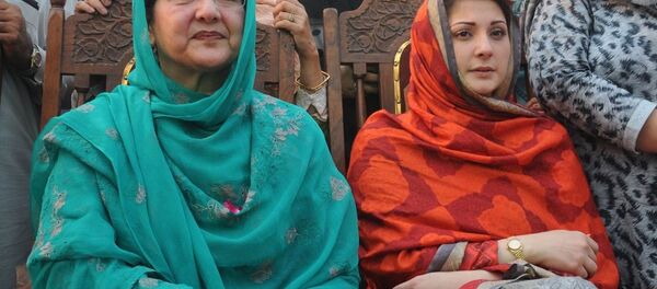 Begüm Gülsüm Navaz ile kızı Meryem Navaz - Sputnik Türkiye
