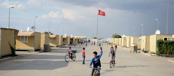 Suriyeli sığınmacı kampı - Göç İdaresi Genel Müdürlüğünce, çadır kentlere gönderilen taşınma kararı doğrultusunda Adıyaman Geçici Barınma Merkezi'nden 140 Suriyeli aile, Kilis Elbeyli Geçici Barınma Merkezi'ne geldi. - Sputnik Türkiye