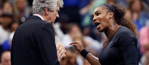 2018 Amerika Açık finalinde Serena Williams, sandalye hakemi Carlos Ramos ile tartışırken - Sputnik Türkiye