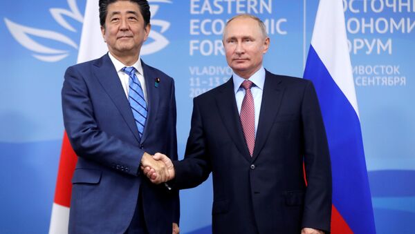 Rusya Devlet Başkanı Vladimir Putin-Japonya Başbakanı Şinzo Abe - Sputnik Türkiye