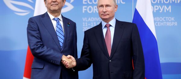 Rusya Devlet Başkanı Vladimir Putin-Japonya Başbakanı Şinzo Abe - Sputnik Türkiye