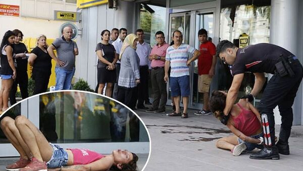 ATM önünde yaşananlar: Kartı sıkışan kadın arkadaşına bıçak çekti, camları tekmeledi, polise tükürdü - Sputnik Türkiye