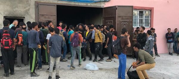 Bir evde 244 göçmen bulundu Bir evde 244 göçmen bulundu - Sputnik Türkiye