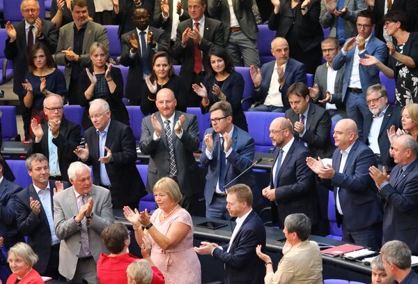 Schulz'un Gauland hakkındaki sözlerini SPD, CDU, Yeşiller, Sol Parti vekilleri ayakta alkışladı. - Sputnik Türkiye