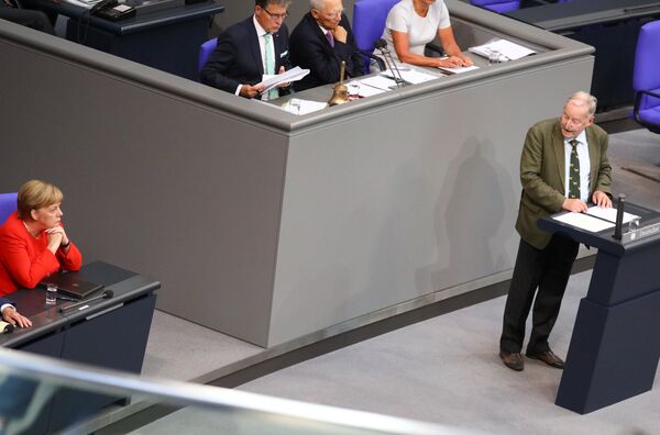 Anamuhalefet lideri sıfatıyla oturumu açan Gauland'ın kürsüden Merkel'e dönerek konuşması ve şansölyeyi göçmen/sığınmacı politikalarıyla toplumsal barışı bozmakla suçlaması, mecliste kıvılcımı çaktı. Anamuhalefet lideri sıfatıyla oturumu açan Gauland'ın kürsüden Merkel'e dönerek konuşması ve şansölyeyi göçmen/sığınmacı politikalarıyla toplumsal barışı bozmakla suçlaması, mecliste kıvılcımı çaktı. - Sputnik Türkiye