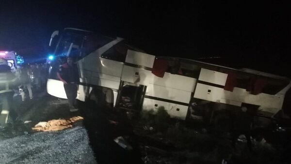 Aksaray'da, emniyet güçlerinin refakat ettiği düzensiz göçmenleri taşıyan otobüsün devrilmesi sonucu 17'si polis 41 kişi yaralandı. - Sputnik Türkiye