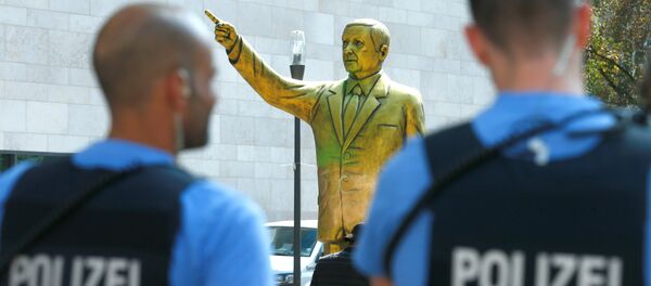 Almanya'nın Wiesbaden kentinde geçen ay bienal için dikilen Erdoğan heykeli güvenlik gerekçesiyle 24 saat içinde kaldırılmıştı. - Sputnik Türkiye