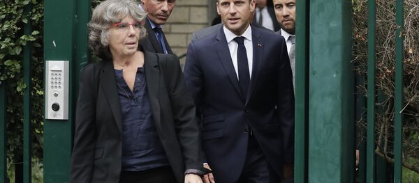 Fransa Cumhurbaşkanı Emmanuel Macron  Cezayir'in bağımsızlığını savunan bir komünist olan ve 1957'de kaybedilen matematikçi Maurice Audin'in kızı Michelle Audin'le birlikte - Sputnik Türkiye