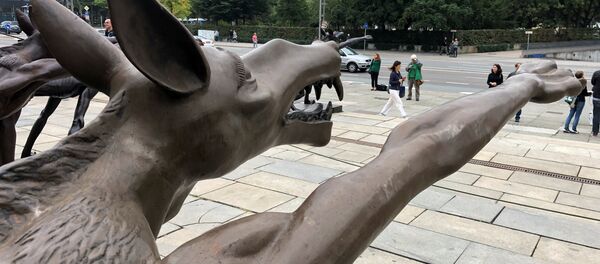 Aşırı sağcıların gövde gösterisine sahne olan Chemnitz'teki Karl Marx heykeli önüne büyüyen nefret ve şiddete karşı uyarı niteliğinde devasa kurt heykelleri yerleştirildi. - Sputnik Türkiye