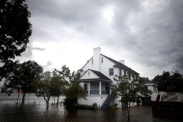 ABD'nin tetikte beklediği, cumartesi günü karaya ulaşacağı tahmin edilen Florence kasırgasının yol açtığı şiddetli yağmur ve rüzgarlar kıyı kesimlerde hissedilmeye başlandı. - Sputnik Türkiye