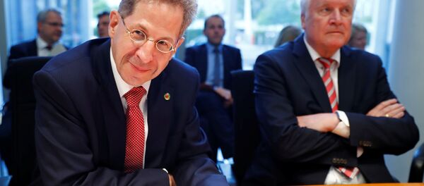 Anayasayı Koruma Teşkilatı (BfV) Başkanı Hans Georg Maassen (solda) ile İçişleri Bakanı Horst Seehofer, Chemnitz olaylarının ardından, meclis komisyonlarına hesap verdi. - Sputnik Türkiye