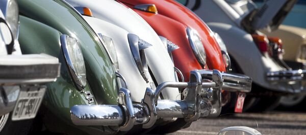Игрушечная машинка Volkswagen Beetle перед автомобилями-жуками во время праздника в Сан-Бернарду-ду-Кампу - Sputnik Türkiye