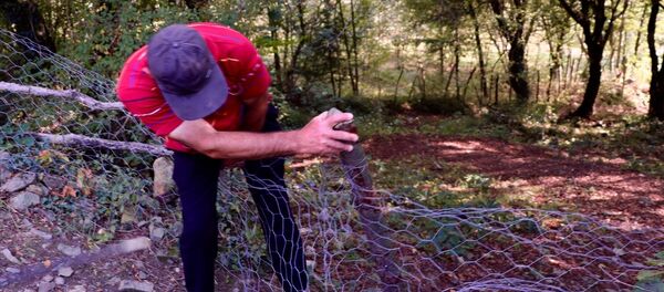 Anlaşmazlık yaşayan baba-oğulun arasına, mahkeme kararıyla tel örgü çekildi - Sputnik Türkiye