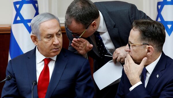 İsrail Başbakanı Benyamin Netanyahu ile Uluslararası Medya Sözcüsü David Keyes (ortada) - Sputnik Türkiye
