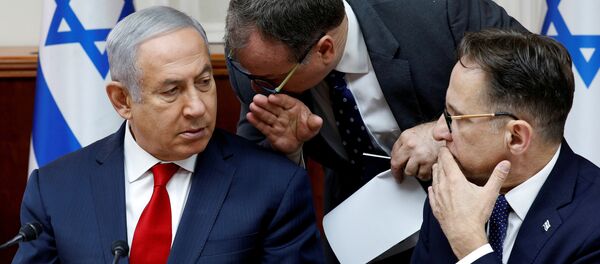İsrail Başbakanı Benyamin Netanyahu ile Uluslararası Medya Sözcüsü David Keyes (ortada) - Sputnik Türkiye
