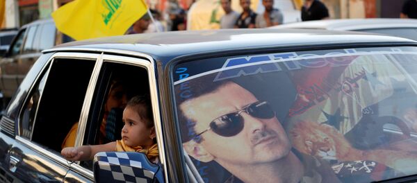 Lübnan ve Suriye'de Şiilerin cihatçılara karşı zafer kutlamalarında Hizbullah bayrakları ve Esad posterleri iç içe Lübnan ve Suriye'de Şiilerin cihatçılara karşı zafer kutlamalarında Hizbullah bayrakları ve Esad posterleri iç içe - Sputnik Türkiye