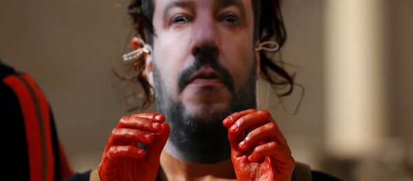 Akdeniz'de boğulmaktan kurtarılan göçmenleri taşıyan gemilerin İtalya'ya yanaşmasına artık izin vermeyen Salvini, yardım örgütlerinin 11 Eylül 2018'de Malta'da düzenledikleri gösteride protesto edildi. Salvini maskesi takan bir protestocu, havaya kaldırdığı 'kanlı ellerini' gösterdi. - Sputnik Türkiye