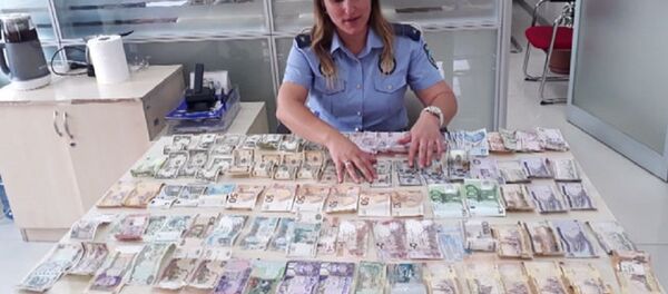 Dilencinin üzerinden çıkan paralar - Sputnik Türkiye