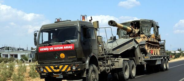 Türk Silahlı Kuvvetleri (TSK) tarafından Suriye sınırındaki birliklere takviye amaçlı gönderilen obüs, zırhlı personel taşıyıcı, tank ve komando birlikleri Hatay'a ulaştı. - Sputnik Türkiye