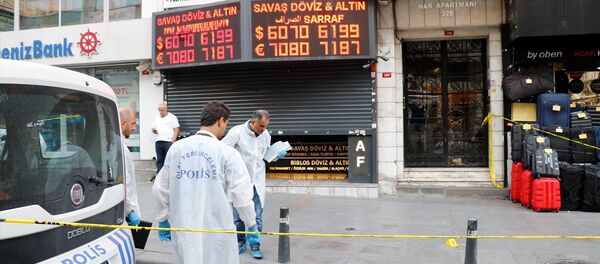 Şişli’de silahlı ve maskeli 4 kişinin, bir döviz ve altın bürosunda gerçekleştirdikleri silahlı soygunda, yaklaşık 300 bin liralık dolar ve ziynet eşyası çaldığı öğrenildi. - Sputnik Türkiye