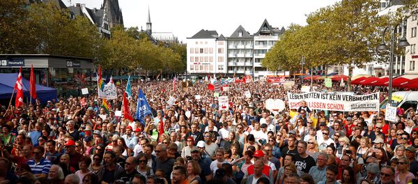 Almanya'da binlerce kişi ırkçılığa karşı yürüdü - Sputnik Türkiye