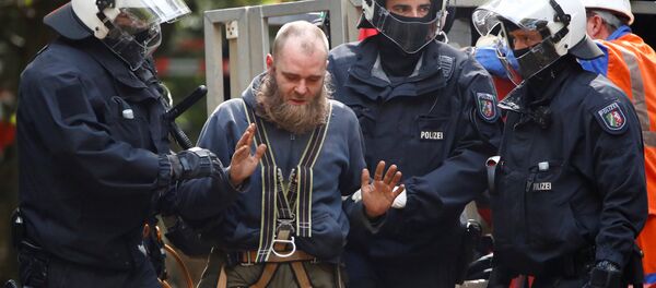 Almanya'da çevreciler, asırlık ağaçları maden işletmesinden korumak için 4 gündür eylemde - Sputnik Türkiye