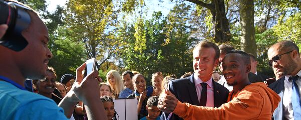 Fransa Cumhurbaşkanı Emmanuel Macron,  Elysee Sarayı'nı ziyaret edenlerle selfie çektirdi - Sputnik Türkiye