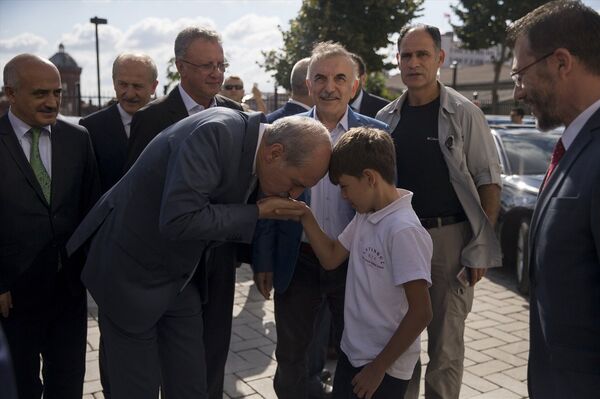 Kurtulmuş, kendisini karşılayan öğrencinin elini öptü. Kurtulmuş, kendisini karşılayan öğrencinin elini öptü. - Sputnik Türkiye