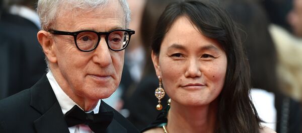 Woody Allen ile Soon-Yi Previn 11 Mayıs 2016'da 69. Cannes Film Festivali'nin açılışında - Sputnik Türkiye