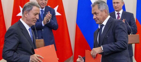 Türkiye ve Rusya Savunma Bakanları Hulusi Akar ile Sergey Şoygu, İdlib'deki gerilimi azaltma bölgesindeki durumun normale döndürülmesi konusunda mutabakat zaptı imzaladı. - Sputnik Türkiye
