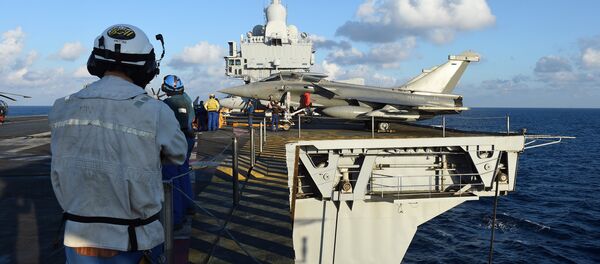 French navy technicians work near a French Rafale aircraft on the flight deck on the aircraft carrier Charles-de-Gaulle, in eastern Mediterranean sea, on November 21, 2015 - Sputnik Türkiye