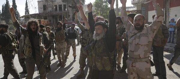 Kaide kolu Nusra militanlarının 2015'te İdlib'in Eriha bölgesini ele geçirdiklerindeki zafer gösterisi - Sputnik Türkiye