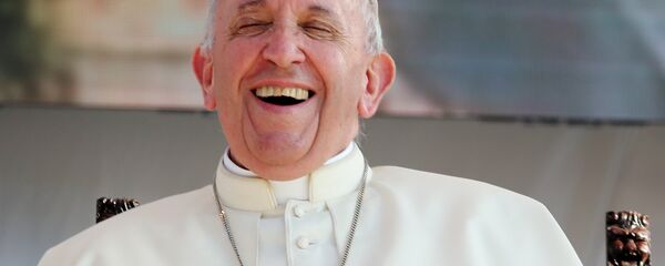 Papa Francis, 15 Eylül'de Palermo'da gençlerle buluşması sırasında neşeli pozlar verdi. - Sputnik Türkiye