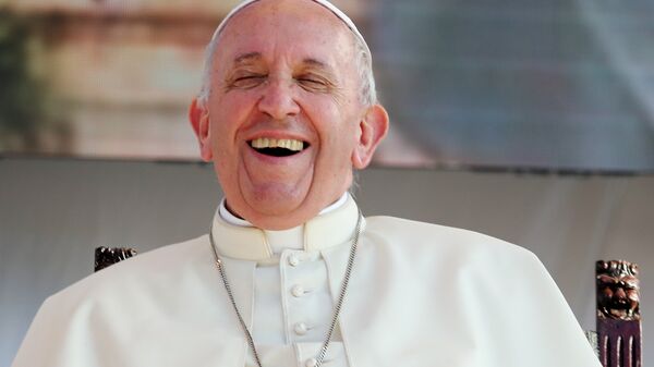 Papa Francis, 15 Eylül'de Palermo'da gençlerle buluşması sırasında neşeli pozlar verdi. - Sputnik Türkiye