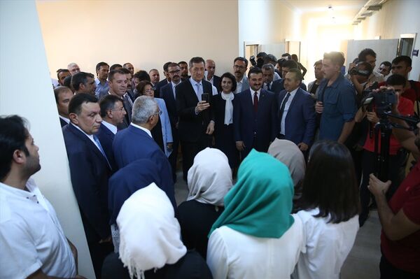 Bakan Selçuk, Şanlıurfa'da Türkiye-Kuveyt iş birliğiyle merkez Haliliye ilçesinde yapılan Suriyeli öğrencilerin eğitim gördüğü okulu ziyaret etti. Selçuk, Suriyeli öğrencilerin seslendirdiği 'Türkiyem' şarkısını dinleyerek, bu anı cep telefonuyla da görüntüledi. - Sputnik Türkiye