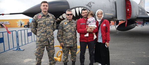 T3 Vakfı Mütevelli Heyeti Başkanı Selçuk Bayraktar ile Sümeyye Erdoğan Bayraktar, TEKNOFEST etkinlik alanını gezdi. - Sputnik Türkiye