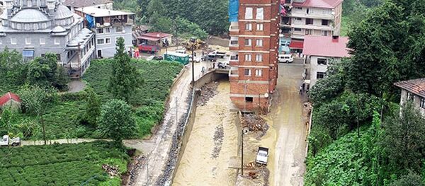 Rize'de dere yatağındaki 7 katlı apartmana yıkım kararı - Sputnik Türkiye