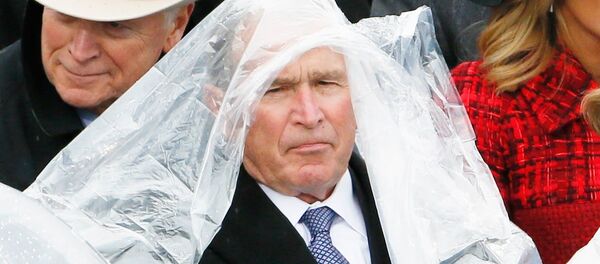 Donald Trump'ın 20 Ocak 2017'deki yemin törenine, eski başkanlardan George W. Bush'un yağmurdan korunmak için dağıtılan naylon pançoyu giymek için verdiği mücadele damga vurmuştu. - Sputnik Türkiye