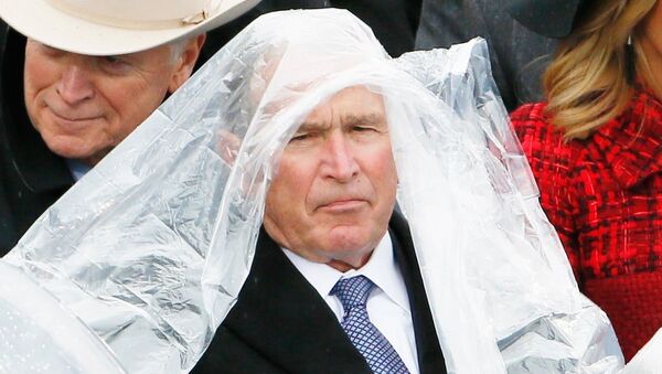 Donald Trump'ın 20 Ocak 2017'deki yemin törenine, eski başkanlardan George W. Bush'un yağmurdan korunmak için dağıtılan naylon pançoyu giymek için verdiği mücadele damga vurmuştu. - Sputnik Türkiye