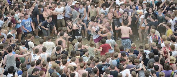 heavy metal konserinde mosh pit - Sputnik Türkiye