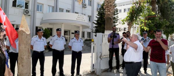 Kuzey Kıbrıs'ta zamlara 'kazıklı' protesto - Sputnik Türkiye